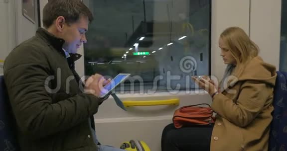 家庭乘坐装有数字平板的火车旅行视频的预览图