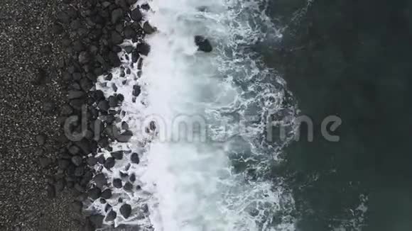 鸟瞰海滩和大海环行海面纹理俯视海浪缓行飞越热带沙滩视频的预览图