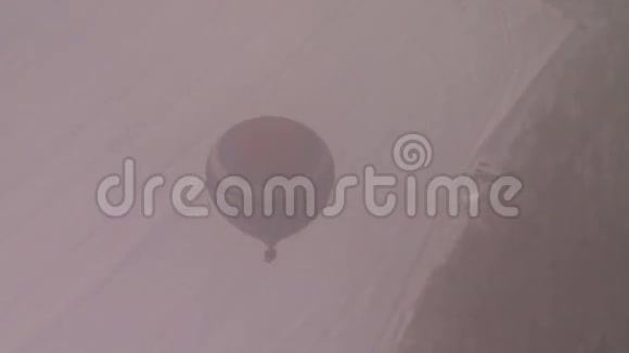 冬季热气球飞行的俯视图视频的预览图