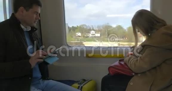 两名乘客乘坐带便携式手表的列车视频的预览图