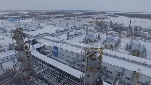 冬季鸟瞰式煤气厂建筑视频的预览图