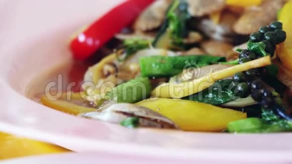 泰国菜用咖喱炒蛤蜊或用烤辣椒酱炒蛤蜊3840x2160视频的预览图