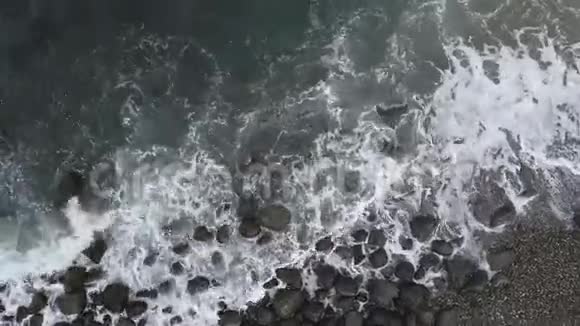 鸟瞰海滩和大海环行海面纹理俯视海浪缓行飞越热带沙滩视频的预览图