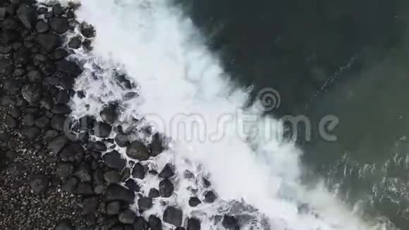 鸟瞰海滩和大海环行海面纹理俯视海浪缓行飞越热带沙滩视频的预览图