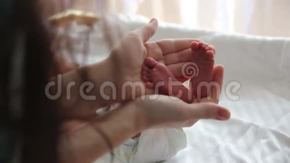 妈妈手中的婴儿腿视频的预览图