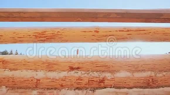 未完成的木屋墙在阳光下未完成的木屋墙在阳光下加拿大角砌体加拿大风格视频的预览图