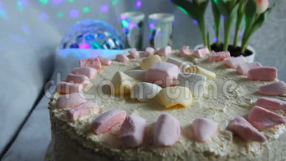 糖果蛋糕和糖果蛋糕用热巧克力樱桃蛋糕浇糕点蛋糕孩子们节日的快乐视频的预览图