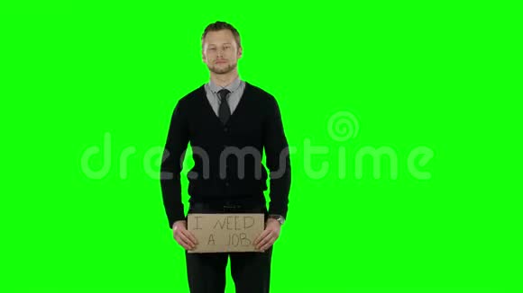 一个有硬纸板标志的商人询问想找工作的愿望绿色屏幕视频的预览图