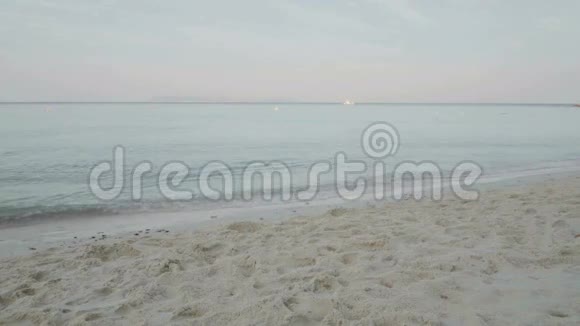 慢镜头视频快乐男女在异国海滩上奔跑视频的预览图