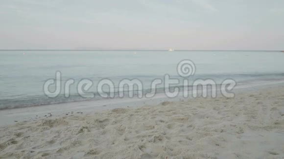 慢镜头视频快乐男女在异国海滩上奔跑视频的预览图