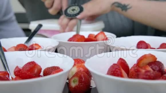 白色杯子里的新鲜草莓视频的预览图