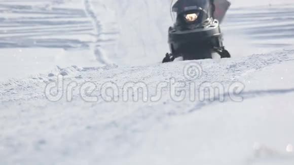 雪车在阳光下加速视频的预览图