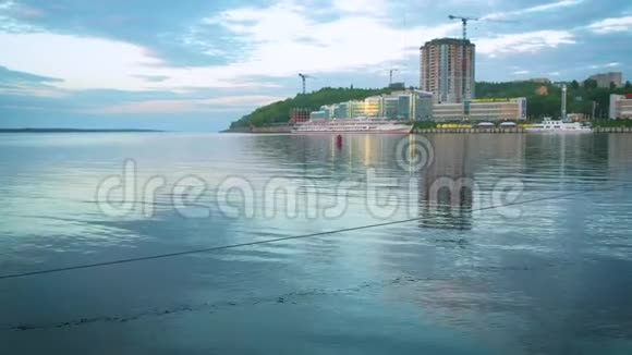 日落水面的海港视频的预览图
