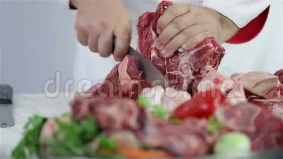 将切好的红肉煮熟视频的预览图
