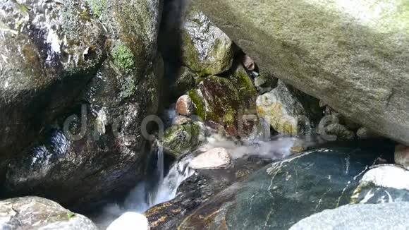 河流从石头上流入春天视频的预览图