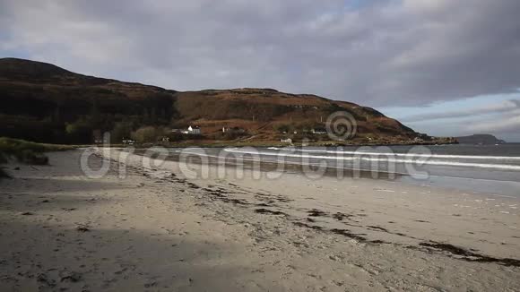 英国卡尔加里湾马尔岛苏格兰一岛美丽的白沙滩潘视频的预览图