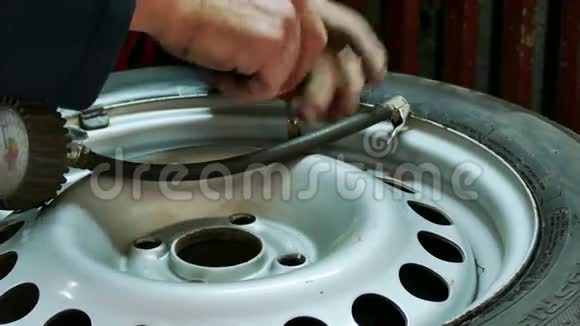 检查汽车轮胎压力视频的预览图