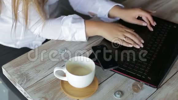 女手女商人用笔记本电脑视频的预览图