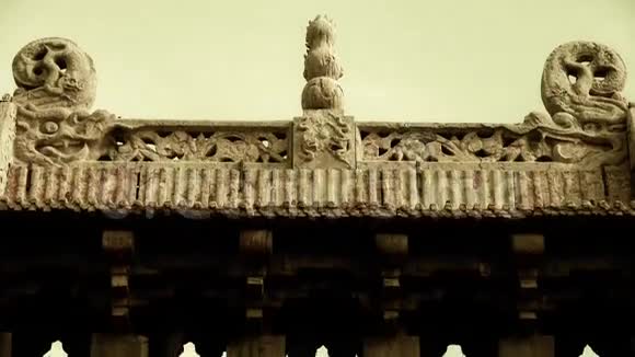 中国石拱雕刻石龙在古城门前视频的预览图