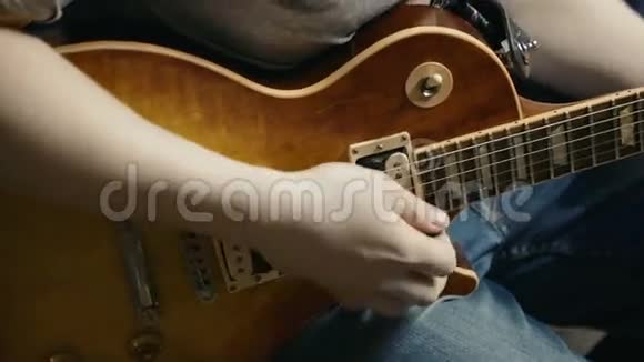 吉他手视频的预览图