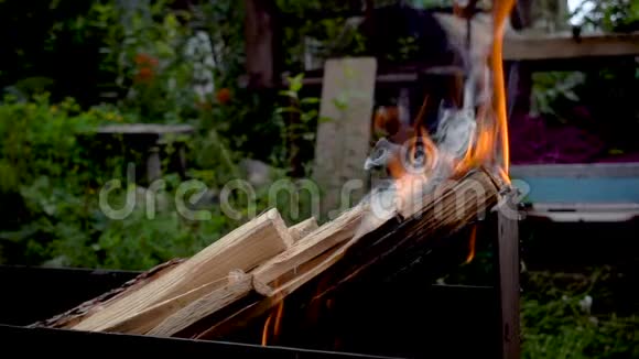 火焰燃烧明亮热光野营晚上烧木头视频的预览图