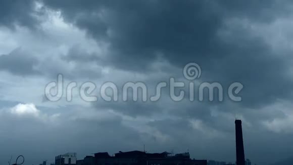壮观的云彩遮住天空城市工厂的烟囱阿尔托库穆卢斯黄昏视频的预览图