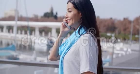 女性在电话中侧过肩视频的预览图
