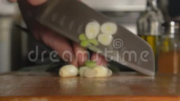 Low厨师用刀子切洋葱视频的预览图