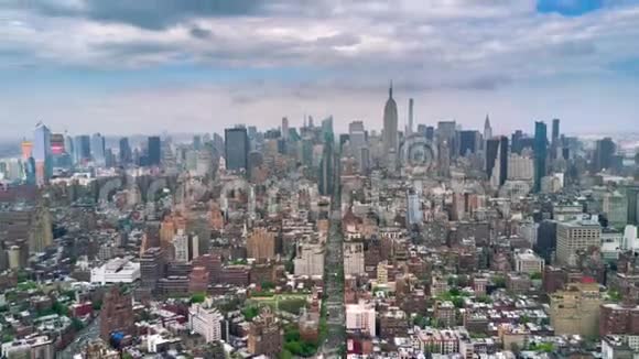 纽约曼哈顿的鸟瞰图摩天大楼周围晴天空中时差视频的预览图