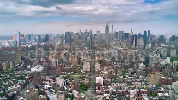 纽约曼哈顿的鸟瞰图摩天大楼周围晴天空中时差视频的预览图