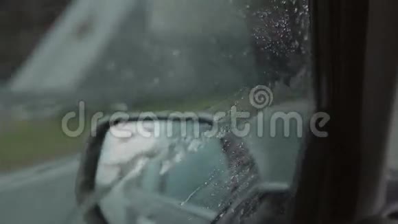侧窗的雨滴视频的预览图