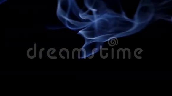 黑暗中的烟雾视频的预览图