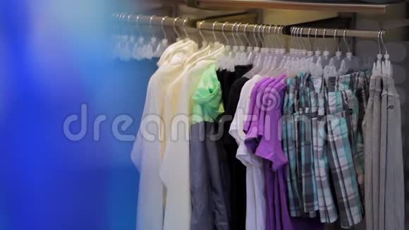 店衣服挂在衣架上视频的预览图