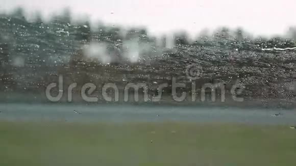 侧窗的雨滴视频的预览图