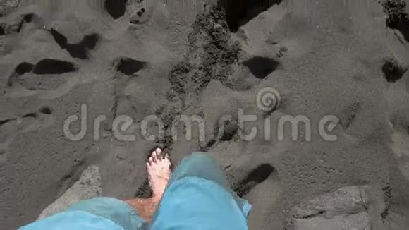 人类双腿步入海洋的俯视图视频的预览图