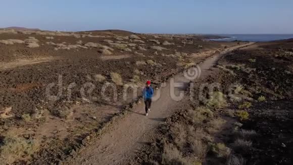 日出时妇女沿着自然保护区奔跑的鸟瞰图健康的生活方式视频的预览图