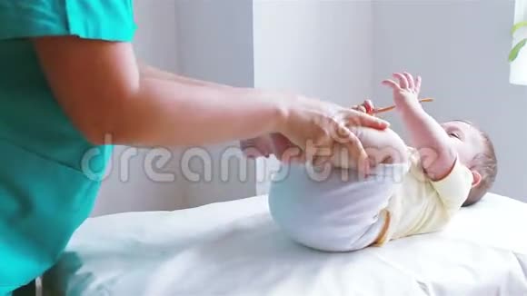 婴儿腿部理疗视频的预览图