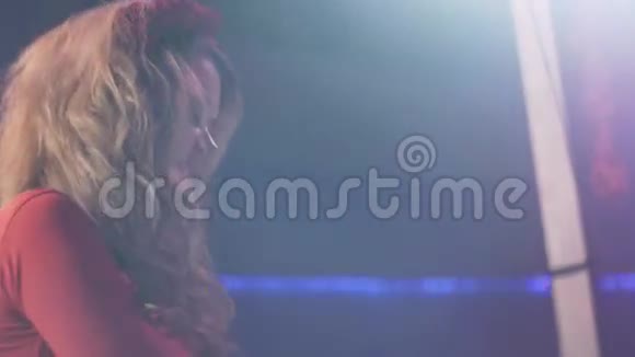 穿红裙子的女孩在夜总会的转盘上旋转表演者跳舞加油视频的预览图