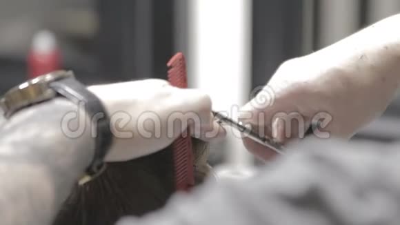 专业理发师用剪刀给客户做发型视频的预览图