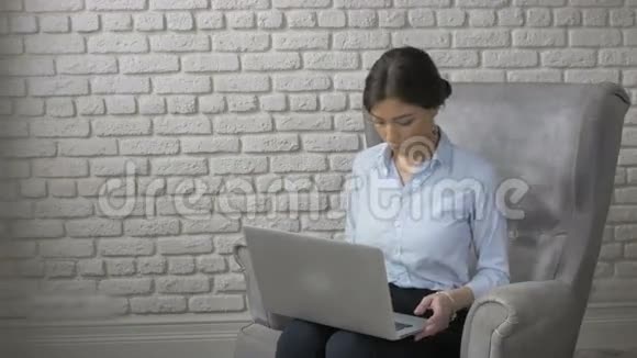 青年美丽商务女性用笔记本电脑印支画像视频的预览图