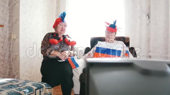 两名老年妇女观看俄罗斯配件电视视频的预览图