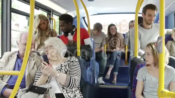使用移动设备的乘客乘坐巴士视频的预览图