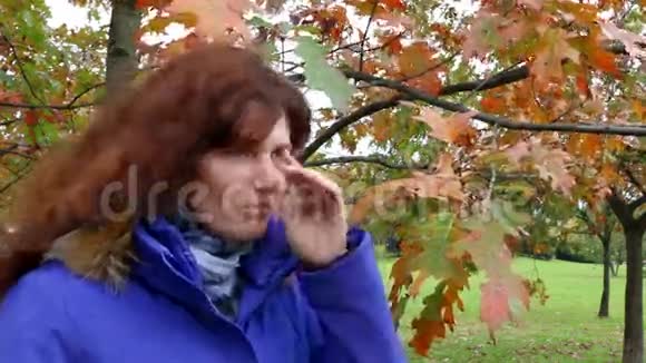 女人在秋天公园吹鼻子视频的预览图
