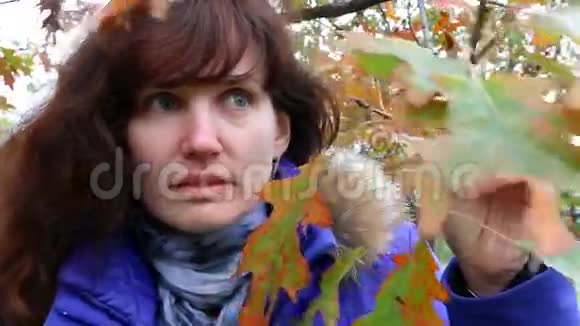 秋天户外的惊喜女人视频的预览图