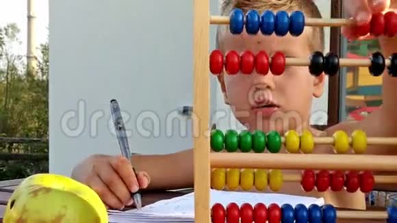 小男孩在外面数数做作业放大视频的预览图