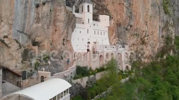 Ostrog修道院是塞尔维亚东正教修道院位于黑山OstroskaGreda的一个几乎垂直的岩石上视频的预览图