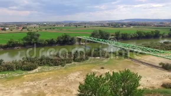 人行天桥过河侧观景视频的预览图
