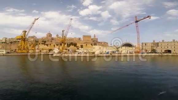 马耳他海岸的起重机和码头视频的预览图