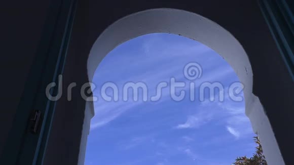 天空中的鸟透过拱形的窗户观看视频的预览图