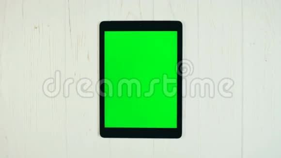 平板绿色屏幕上的手指滑动放大手势视频的预览图